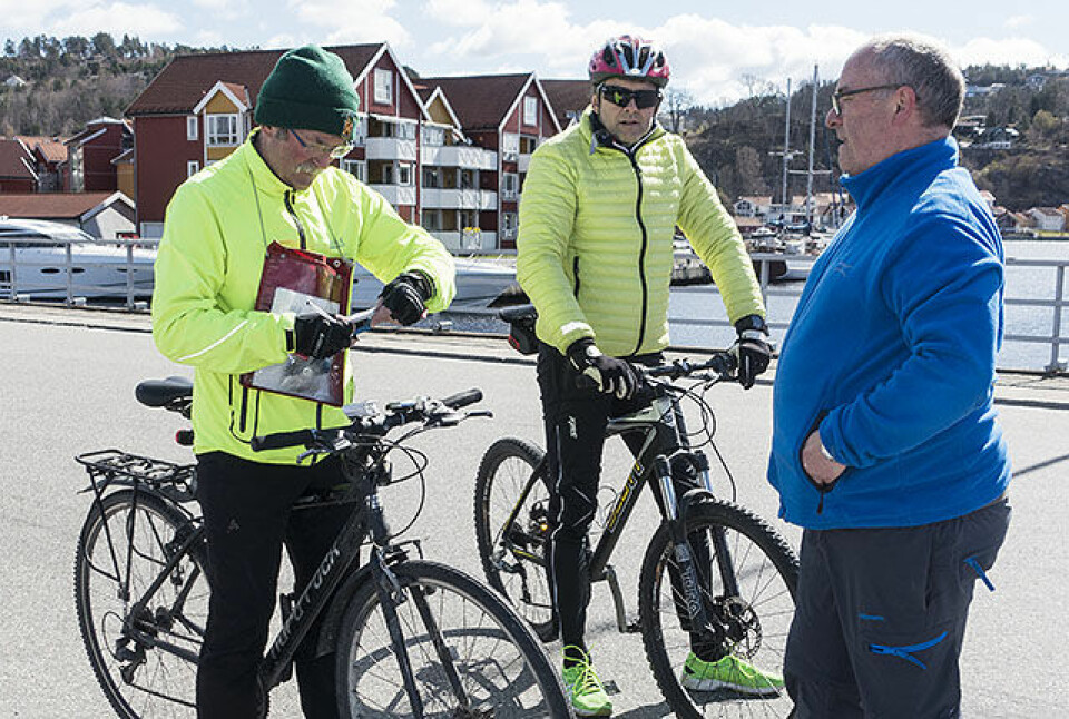 Løypemåler i Kondis, Vidar Dvergedal (til venstre), kontrollmålte i helga SA-løpet i Sarpborg. På bildet er det Halden Byløp som kontrollmåles i fjor. Foto: Bjørn Johannessen) Løypemåler i Kondis, Vidar Dvergedal (til venstre), kontrollmålte i helga SA-løpet i Sarpborg. På bildet er det Halden Byløp som kontrollmåles i fjor. Foto: Bjørn Johannessen)