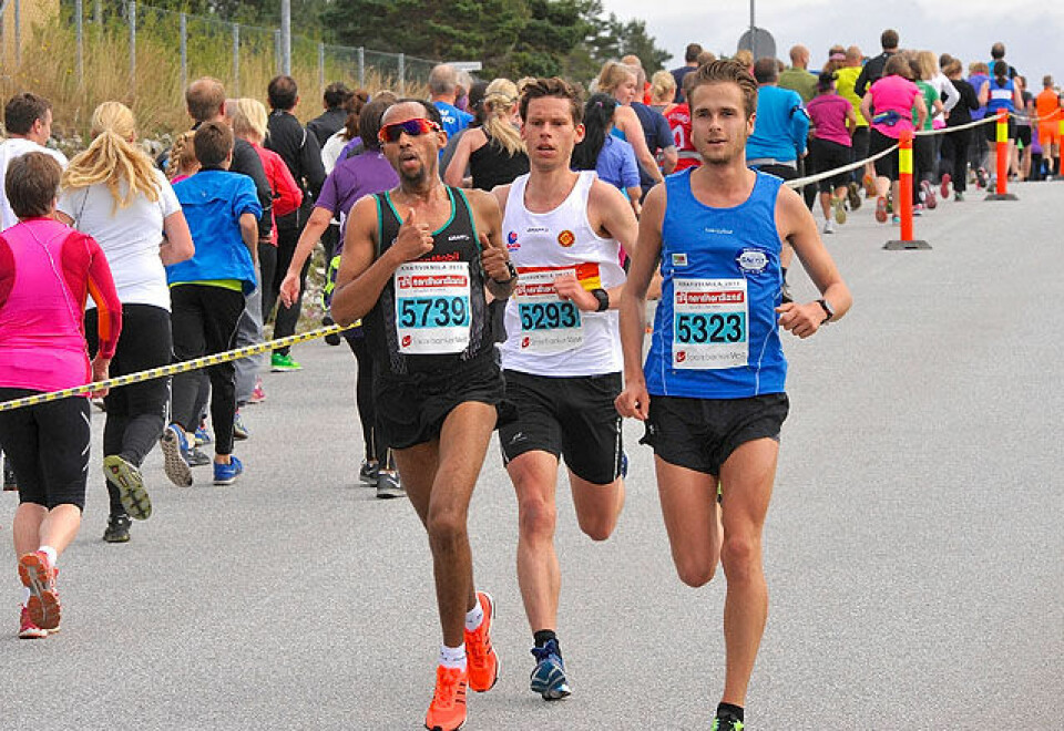 10 km: Ledertrioen møter middelsløperne på vei ut fra start mens de er kommet litt lengre ut i løpet. (Foto: Jørgen Pettersen) 10 km: Ledertrioen møter middelsløperne på vei ut fra start mens de er kommet litt lengre ut i løpet. (Foto: Jørgen Pettersen)