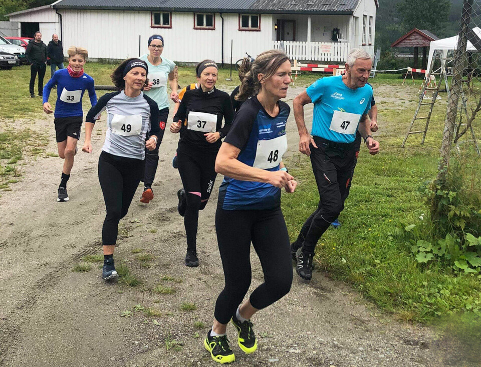 Disse satset på en litt forsiktig åpning og danner baktroppen. Merete Røthe, damen fremst i feltet, vant og sikret seg en aksje i løpets vandrepremie. (Foto: Kristian Foss / Løpsledelsen) Disse satset på en litt forsiktig åpning og danner baktroppen. Merete Røthe, damen fremst i feltet, vant og sikret seg en aksje i løpets vandrepremie. (Foto: Kristian Foss / Løpsledelsen)