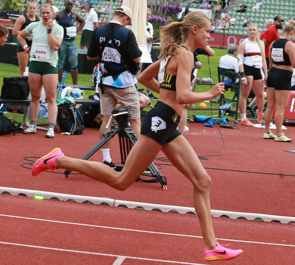 Malin Hoelsveen nummer to bak danske Thøgersen på 800 meter 800m_damer_nasjonal_start_Malin_Hoelsveen_AZ3T6744.jpg