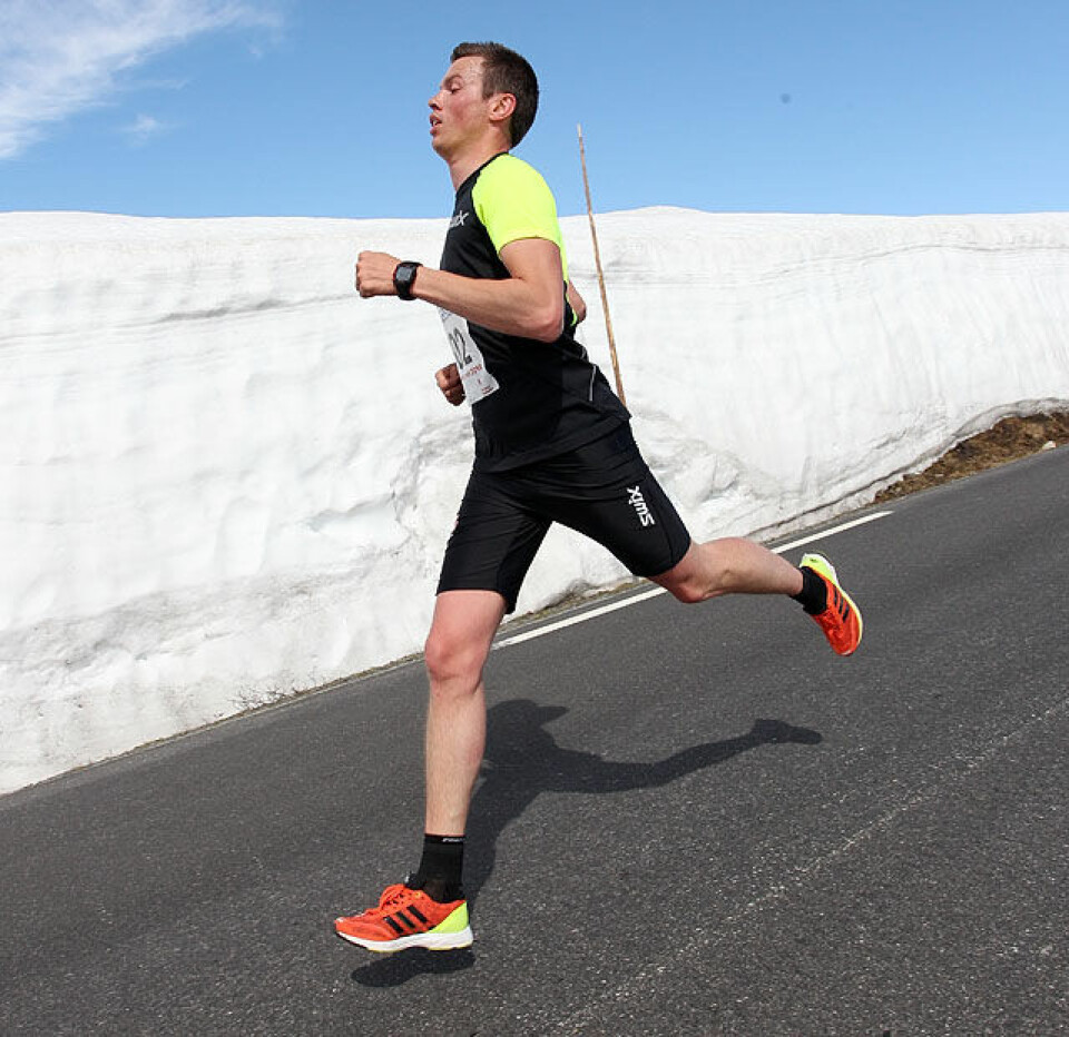 Fjellmaraton fra start til mål med 98 solskinnsbilder! Geir_Endre_Rogn_over_toppen2_vid_A20G6110.jpg