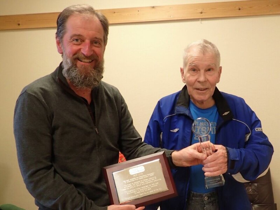 Geir Frykholm fra Ultraløpsutvalget overrekker utmerkelsene til Per Lind (foto: Olav Engen) Geir Frykholm fra Ultraløpsutvalget overrekker utmerkelsene til Per Lind (foto: Olav Engen)