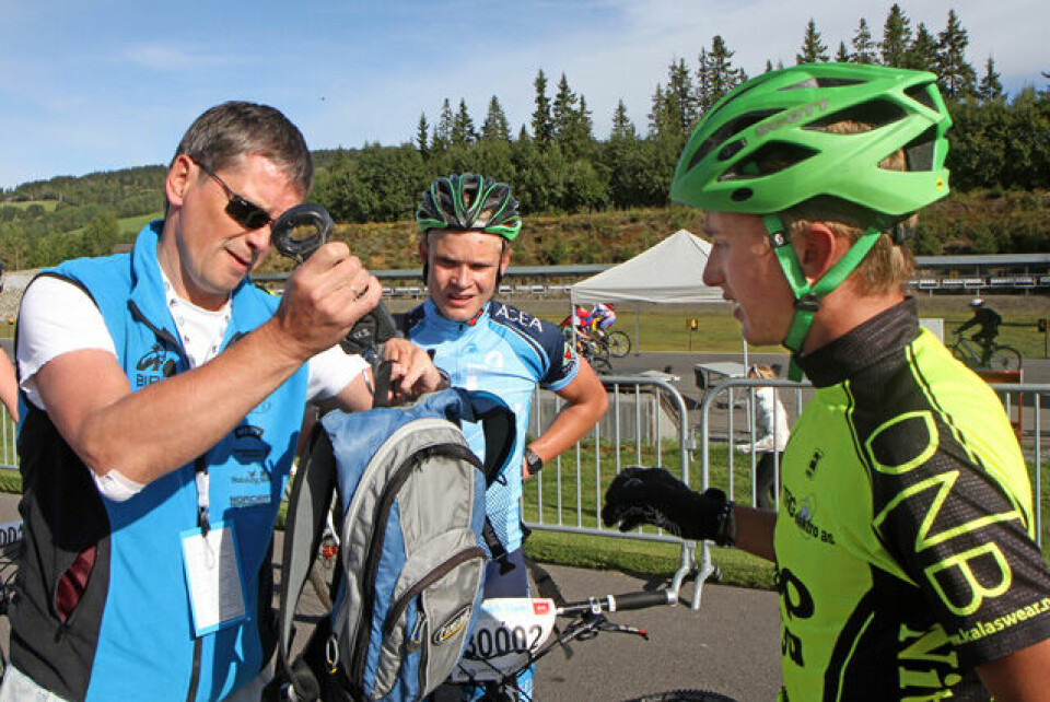 Sol og flotte forhold i Ungdomsbirken 03 Sekken kontrolleres ved mål for Petter Fagerhaug og Eirik Pettersen.jpg