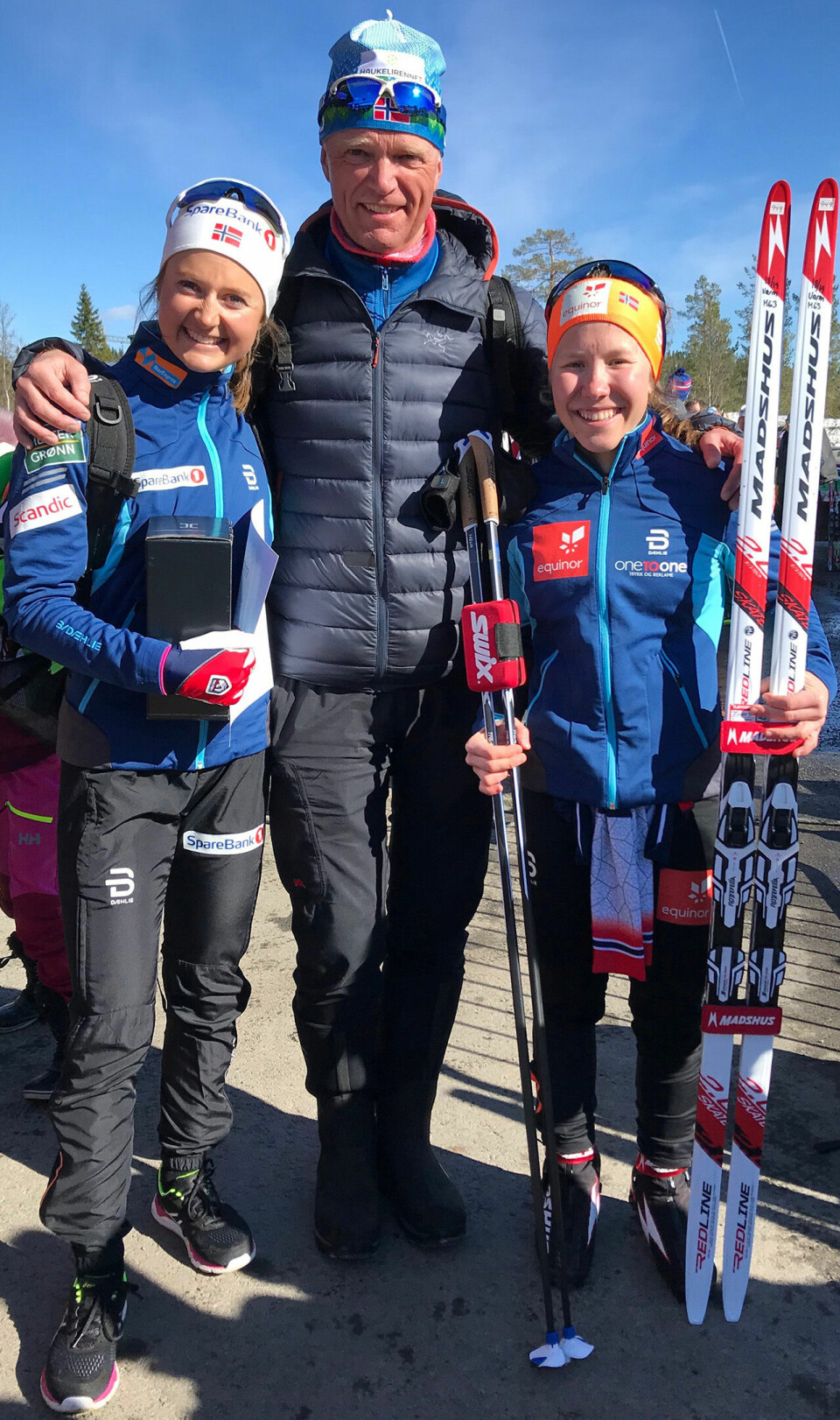 Audun Svartdal praktiserer den norske modellen for langrenn Helene Fossesholm og Ingvild Flugstad Ostberg.jpg