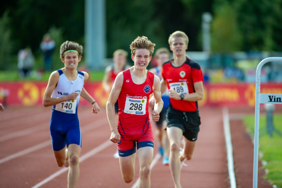 UM 2020: Ingeborg Østgård (J17) og Ole Jakob Høsteland Solbu (G17) vant 800 meter G17_800m_Heat3_Trym Fjøsne-Hexeberg (298)_Spurt_DSC0158.jpg