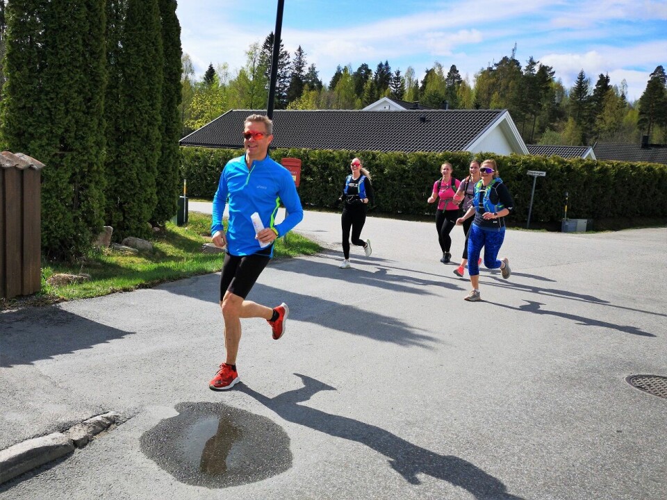 To av lagene i farta mellom postene i Øverleiret lørdag. (Foto: Rolf Bakken) To av lagene i farta mellom postene i Øverleiret lørdag. (Foto: Rolf Bakken)
