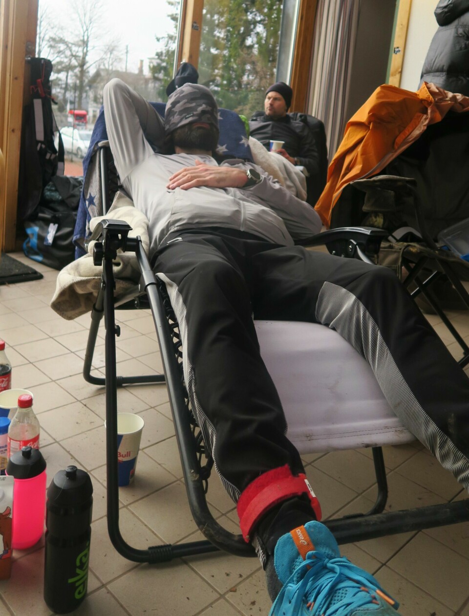 Eivind Svellingen ble Last One Standing på Ekeberg etter 30 timer Glenn Hjortefot prøver å sove mellom en runde, og Eivind Svellingen (som vant) smiler bak..JPG