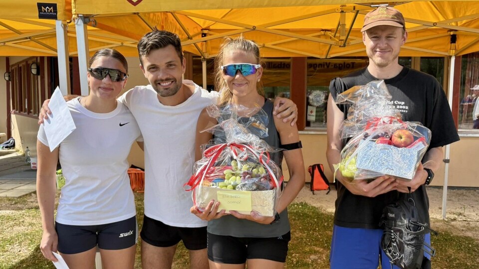 Totalvinnerne (fra v.): Maria Sæther Verdenius, Odd V. Gundersen Sagbakken (10 km), Nora Brennmoen og Jon Aukrust Osmoen (21 km). (Foto: arrangøren) Totalvinnerne (fra v.): Maria Sæther Verdenius, Odd V. Gundersen Sagbakken (10 km), Nora Brennmoen og Jon Aukrust Osmoen (21 km). (Foto: arrangøren)