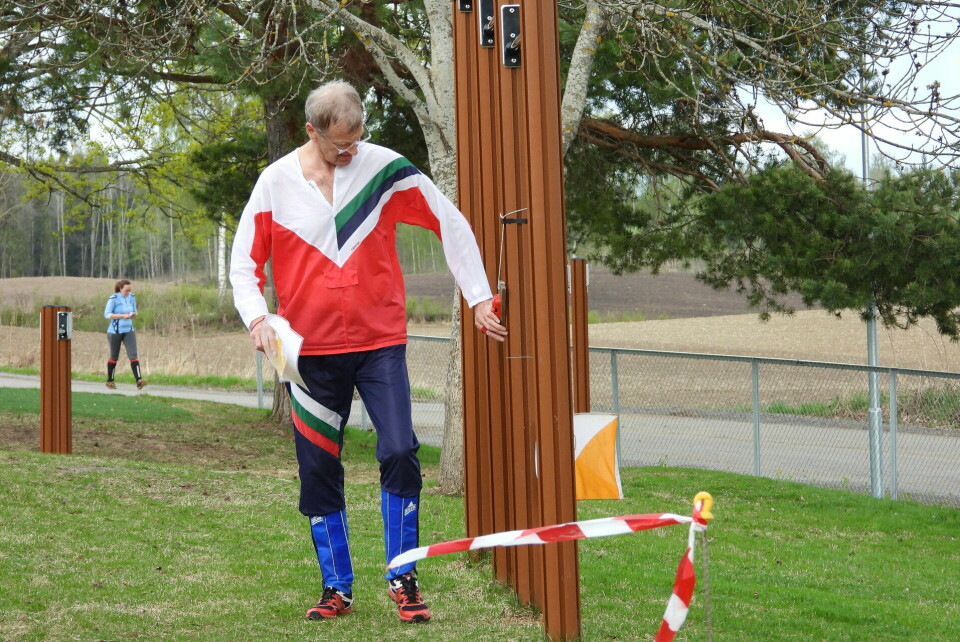 Bedrifts o-løp fra Lunden skole i Øvre Vang Thorvald Sæhlie stempler på siste post.jpg