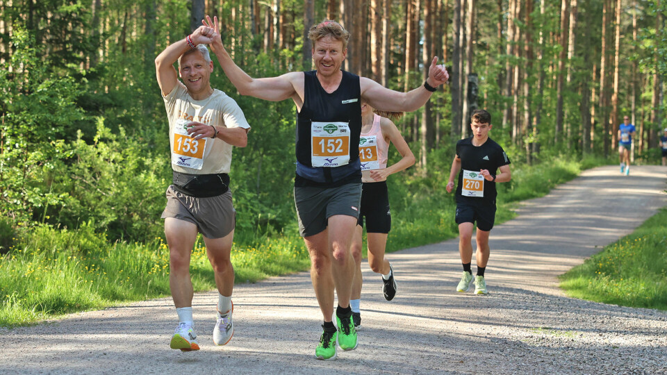 Simen Holtan (t.v.) og Hallvar Hallingstad gledet seg over å løpe maraton på en varm sommerdag i Nordmarka. (Foto: Tom-Arild hansen) Simen Holtan (t.v.) og Hallvar Hallingstad gledet seg over å løpe maraton på en varm sommerdag i Nordmarka. (Foto: Tom-Arild hansen)