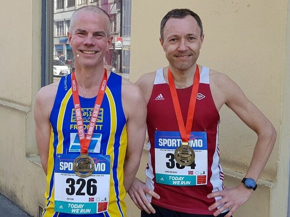 Perfekt dag. Praha Halvmaraton 1.13.43, men ikke i nærheten av tiden til romkameraten Bjørn Ivar Nilsen som løp på 1.09.21. To fornøyde typer, altså. (Jon Ilsengs egne ord etter løpet) (Foto: Privat) Perfekt dag. Praha Halvmaraton 1.13.43, men ikke i nærheten av tiden til romkameraten Bjørn Ivar Nilsen som løp på 1.09.21. To fornøyde typer, altså. (Jon Ilsengs egne ord etter løpet) (Foto: Privat)