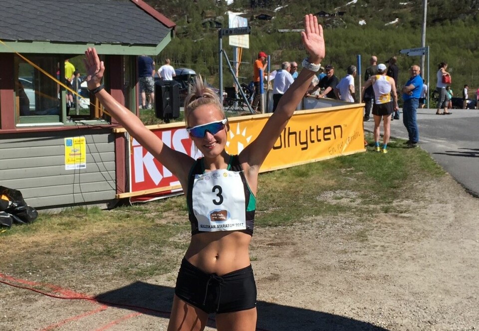 Cecilie jubler for seier og en bra tid i en tøff løype. (Privat foto) Cecilie jubler for seier og en bra tid i en tøff løype. (Privat foto)