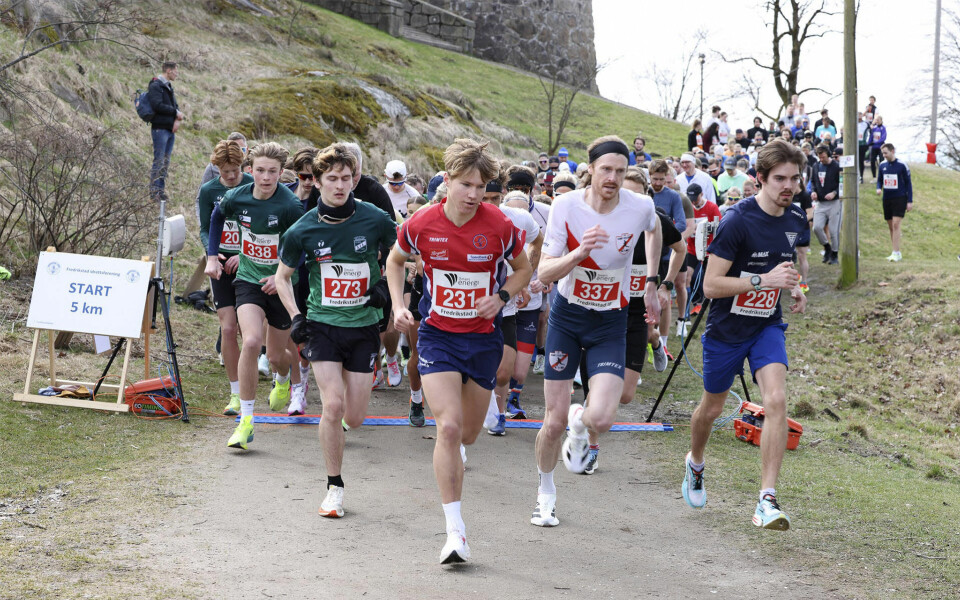 5 km-feltet legger av gårde. Dessverre skulle Sverre Lande Johansen (273), Syver Strand Gulbrandsen (231) og Magnus Erstad (337) bli vist feil trasé etter knappe 2 kilometers løping. (Foto: Ida Christin Foss) 5 km-feltet legger av gårde. Dessverre skulle Sverre Lande Johansen (273), Syver Strand Gulbrandsen (231) og Magnus Erstad (337) bli vist feil trasé etter knappe 2 kilometers løping. (Foto: Ida Christin Foss)
