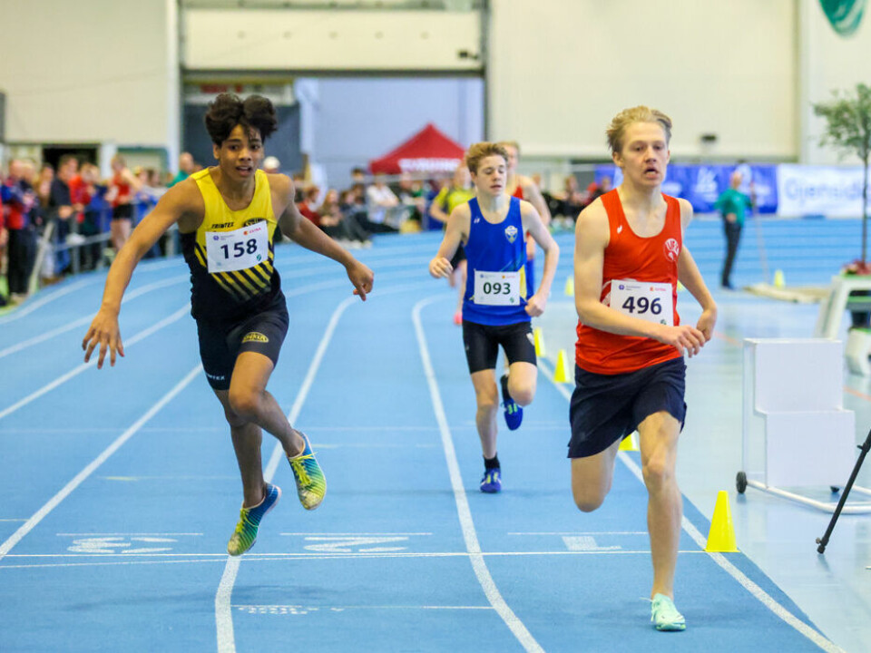 Vest var best på 800 m i G15 i UM Aron Alexander Rotmo, Verdal FIK (496) spurter inn foran Haakon Kamlesh Heltzer Sørstad.jpg