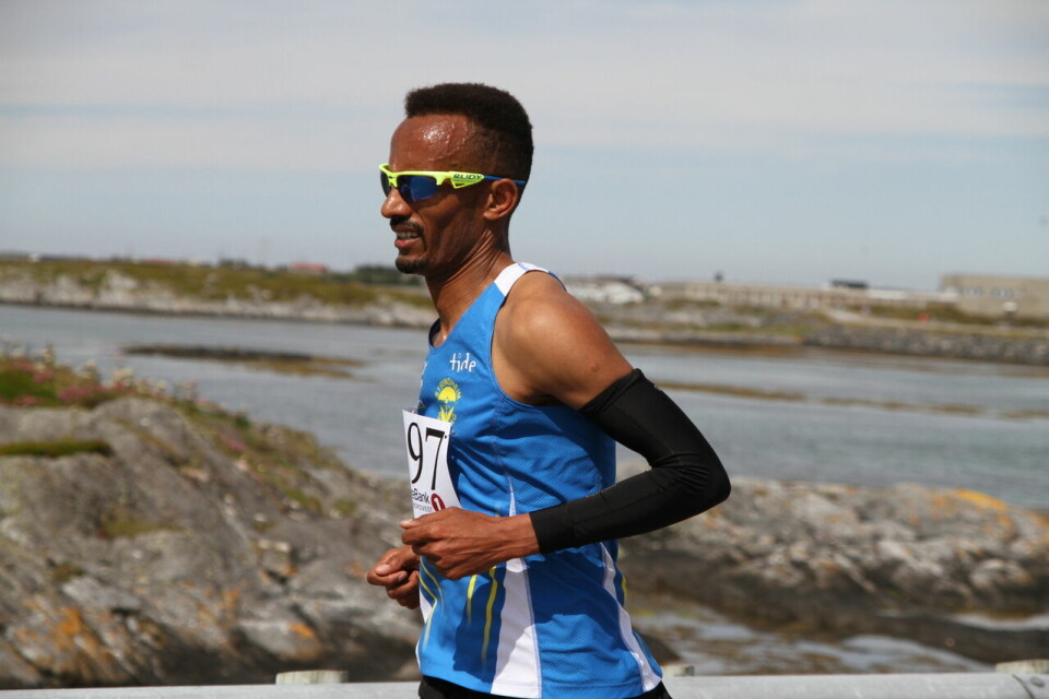 Ebrahim Abdulaziz fra Trondheim og Strindheim er regjerende norgesmester både på halv- og heilmaraton. I dag vant han Smøla halvmaraton på tiden 1.08.36 Ebrahim Abdulaziz fra Trondheim og Strindheim er regjerende norgesmester både på halv- og heilmaraton. I dag vant han Smøla halvmaraton på tiden 1.08.36