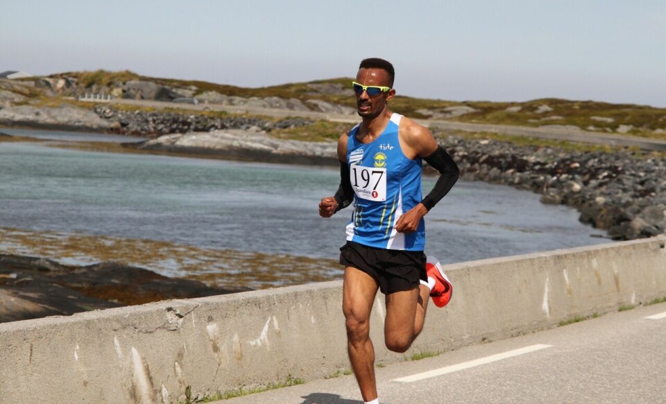Ebrahim Abdulaziz vant Smøla halvmaraton på 1.08.36 Halv_Ebrahim_Abdulaziz_vinner