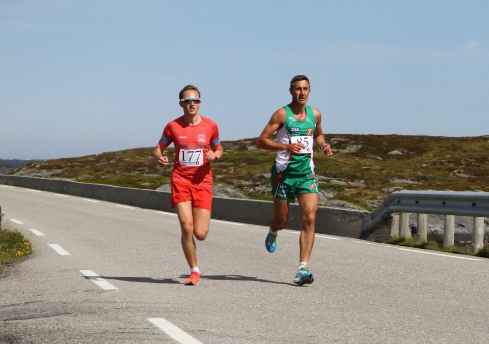 Ebrahim Abdulaziz vant Smøla halvmaraton på 1.08.36 Halv_Geir_Hansen_Joergen_Vevang