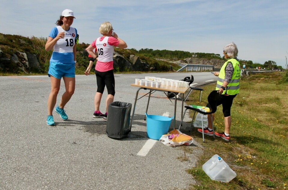 Ebrahim Abdulaziz vant Smøla halvmaraton på 1.08.36 Halv_drikkestasjon