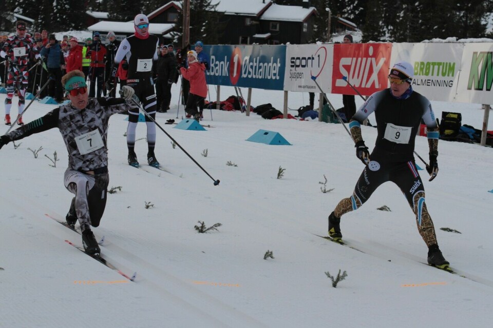 FOTOFINISH: Vetle Thyli (til h.) krysser målstreken hårfint før Anders Mølmen Høst på Sjujsøen langrennsarena søndag. (Foto: Finn Olsen) FOTOFINISH: Vetle Thyli (til h.) krysser målstreken hårfint før Anders Mølmen Høst på Sjujsøen langrennsarena søndag. (Foto: Finn Olsen)