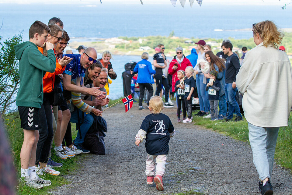 Målgang med mye jubel for en av de aller minste. (Foto:Christer Tysdal) Målgang med mye jubel for en av de aller minste. (Foto:Christer Tysdal)