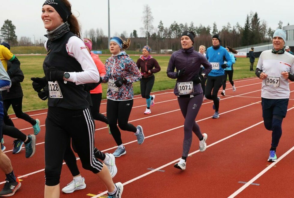 Ane Emaus løp 300 kilometer fra 1.-24. desember Nr. 1128 Lise Lotte Ågedal, 1156 Tone-Mette Tømte, 1071 Ane Emaus, 1142 Jens Klepp, og 1067 Dirk Wolf i Jessheim Vintermaraton