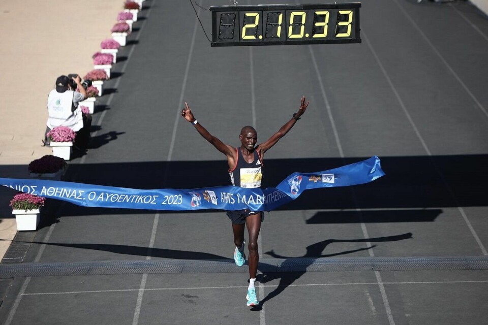 Edwin Kiprop Kiptoo i mål til rekordtiden 2:10:34 i Athen søndag. (Foto fra Athens Marathons facebookside) Edwin Kiprop Kiptoo i mål til rekordtiden 2:10:34 i Athen søndag. (Foto fra Athens Marathons facebookside)