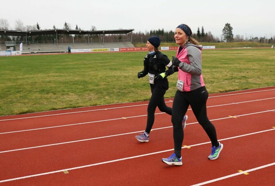 Ane Emaus løp 300 kilometer fra 1.-24. desember F.v.: Nina Bellesen Thorsen og Turid Blomsø i Jessheim Vintermaraton