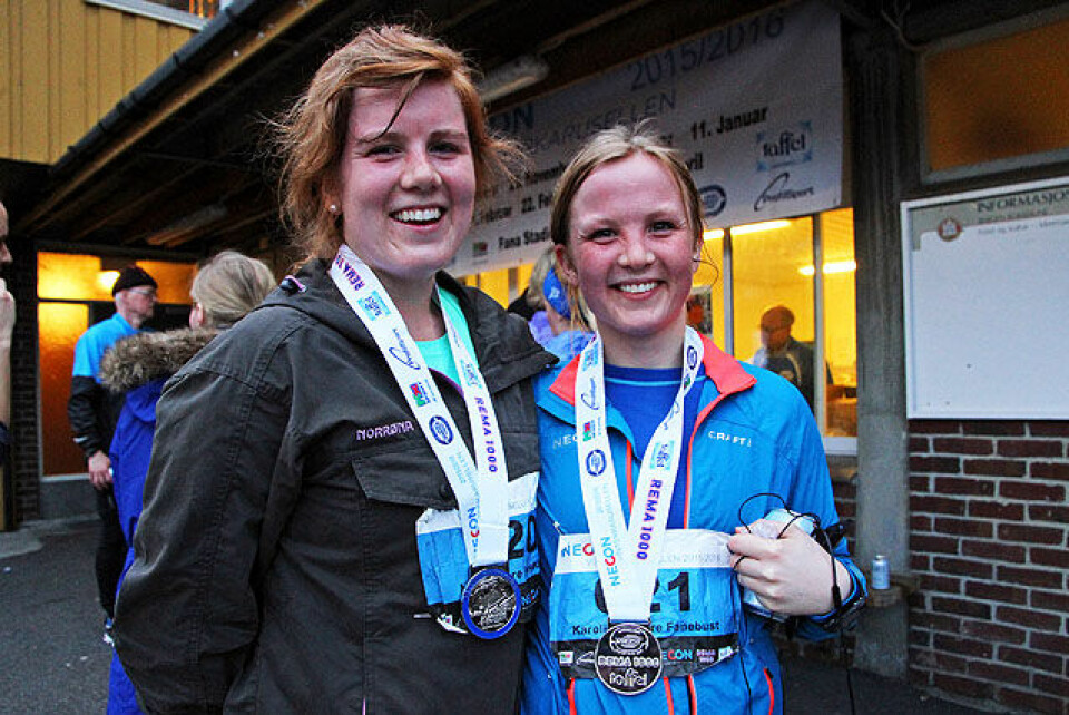 Marit Myhre Fanebust og Karoline Myhre Fanebust viser frem medaljen som viser at de har vært med på minst 5 løp. Begge to har faktisk vært med på alle 8. Marit Myhre Fanebust og Karoline Myhre Fanebust viser frem medaljen som viser at de har vært med på minst 5 løp. Begge to har faktisk vært med på alle 8.
