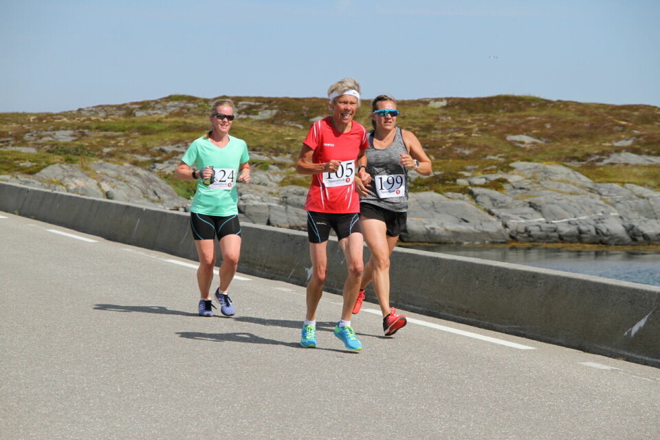 Ebrahim Abdulaziz vant Smøla halvmaraton på 1.08.36 Halv_Eva_Saeterboe