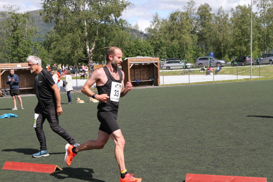 Rekorddeltaking i Jølster Maraton Maratonvinner_maal
