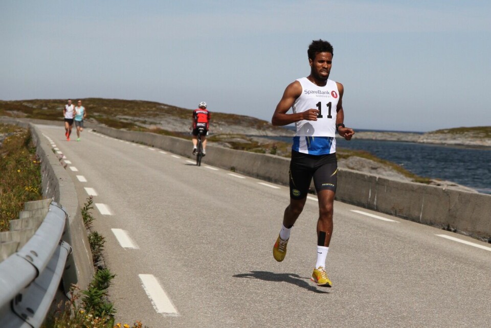 Ebrahim Abdulaziz vant Smøla halvmaraton på 1.08.36 10_Haben - Brhane- Gebrehiwet_vinner