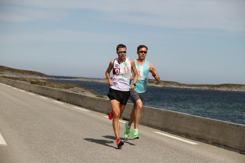 Ebrahim Abdulaziz vant Smøla halvmaraton på 1.08.36 10_Knut_Hjertvik_andremann