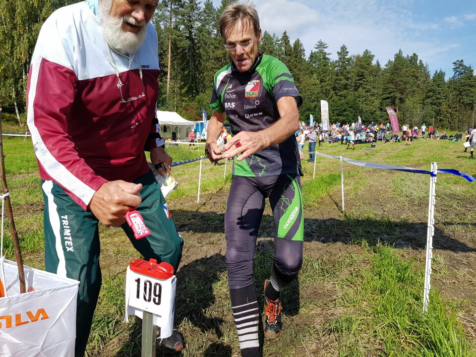 Veteranmesterskapet og Modum 2-dagers i orientering Sigurd Dæhli målstempler og vinnen H70 på langdistansen.jpg