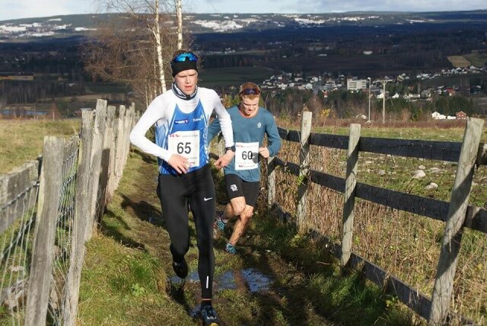 Vinneren Sigurd Ruud Skjeseth hadde følge med dagens tredjemann, Simen Syversen, i det tyngste partiet av løypa etter vel 5 km. (Foto: Stein Arne Negård) Vinneren Sigurd Ruud Skjeseth hadde følge med dagens tredjemann, Simen Syversen, i det tyngste partiet av løypa etter vel 5 km. (Foto: Stein Arne Negård)