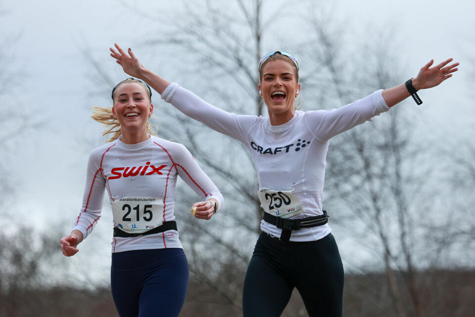 Martine Cecilie Berger og Emma Gabrielle Berg tar seg tid til å vinke til fotografen. Martine vinner helmaraton. (Alle foto: Arne Dag Myking) To løpende og smilende jenter