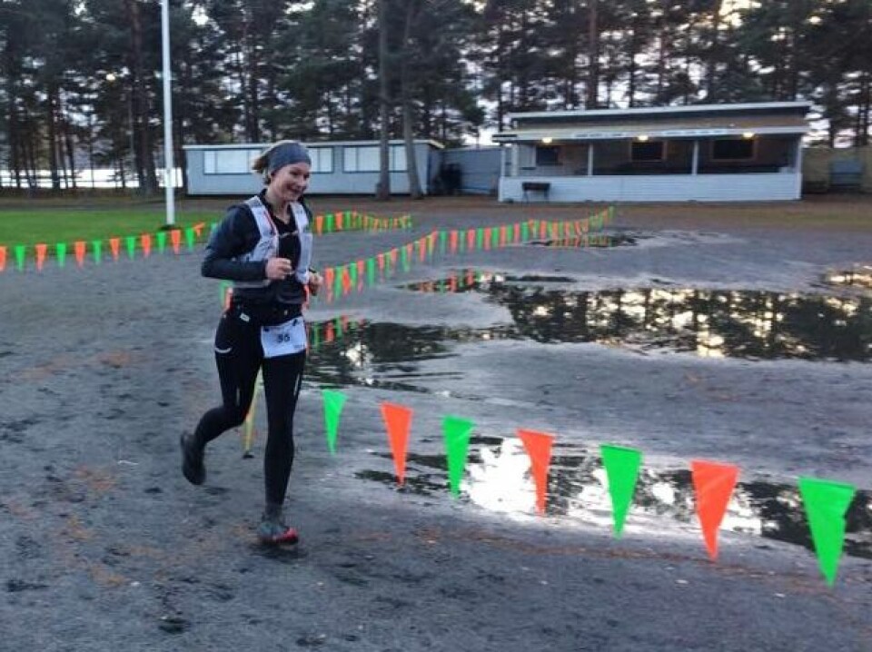 Helle Manvik løper i mål til soleklar seier etter 121 km - kun slått av to herreløpere. (Arrangørfoto) Helle Manvik løper i mål til soleklar seier etter 121 km - kun slått av to herreløpere. (Arrangørfoto)