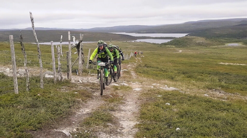 Gunn-Rita Dahle Flesjå syklet 300 km på Finnmarksvidda med ektemannen Team Merida Mix på vidda foto jon vidar bull.jpg