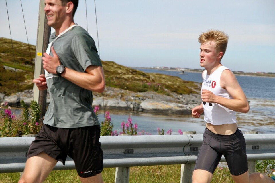 Ebrahim Abdulaziz vant Smøla halvmaraton på 1.08.36 Ung_vinner_Johan_Fredriksen_Orset