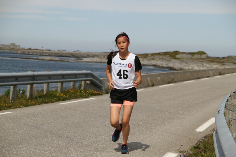 Ebrahim Abdulaziz vant Smøla halvmaraton på 1.08.36 Ung_vinner_Linnea_Xu_Klevset