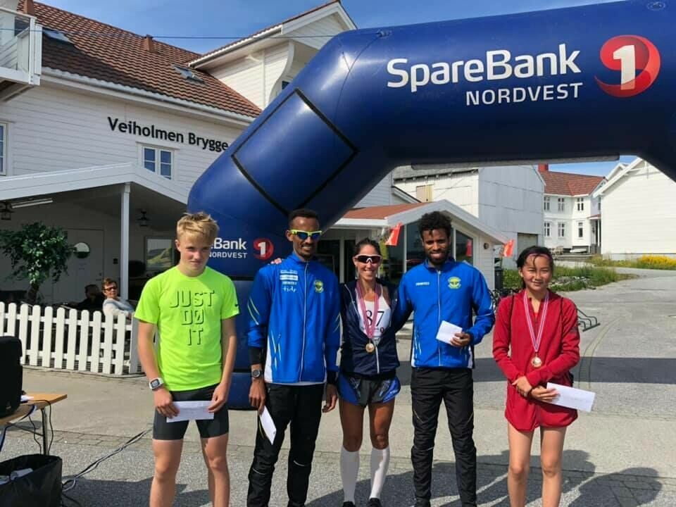 Ebrahim Abdulaziz vant Smøla halvmaraton på 1.08.36 Vinnerne