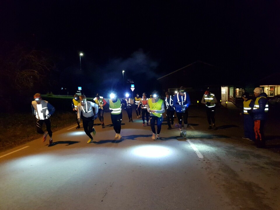 Starten har gått for Glestadrunden med klokka med 16 løpere på tid. (Foto: Stein Arne Negård) Starten har gått for Glestadrunden med klokka med 16 løpere på tid. (Foto: Stein Arne Negård)