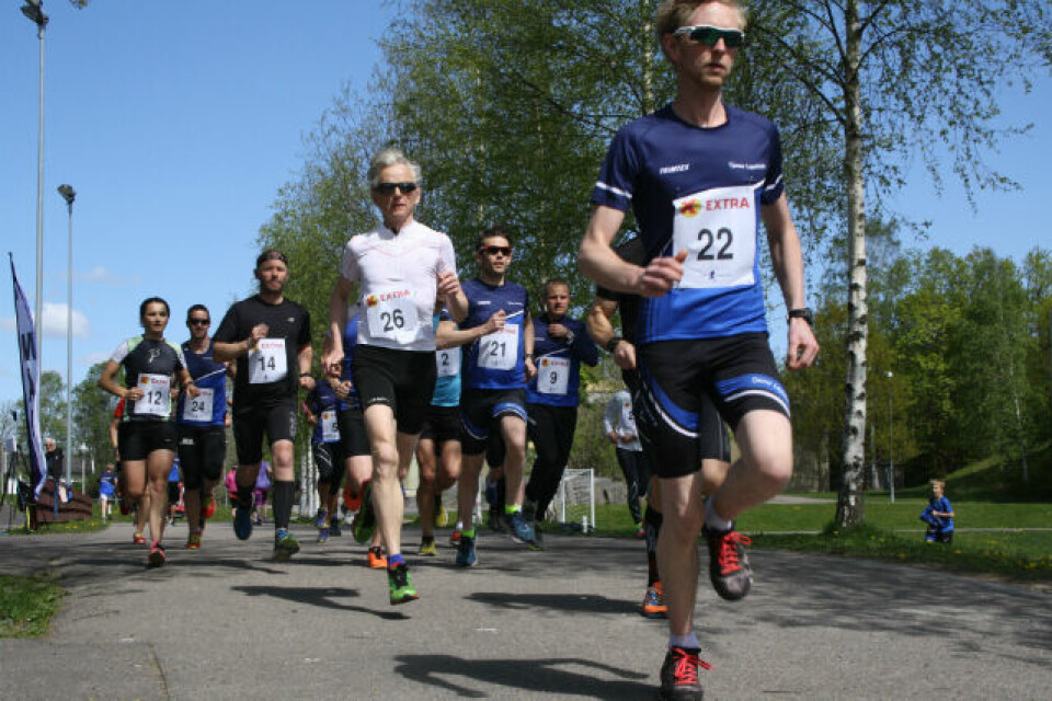 Løyperekordholder John Frisli Jahre (startnr 22) legger ut i tet foran Ole Kulbraaten (startnr 26) og resten av feltet på den lengste distansen, 6,1 km. Foto: Beathe Skog Hansen. Løyperekordholder John Frisli Jahre (startnr 22) legger ut i tet foran Ole Kulbraaten (startnr 26) og resten av feltet på den lengste distansen, 6,1 km. Foto: Beathe Skog Hansen.