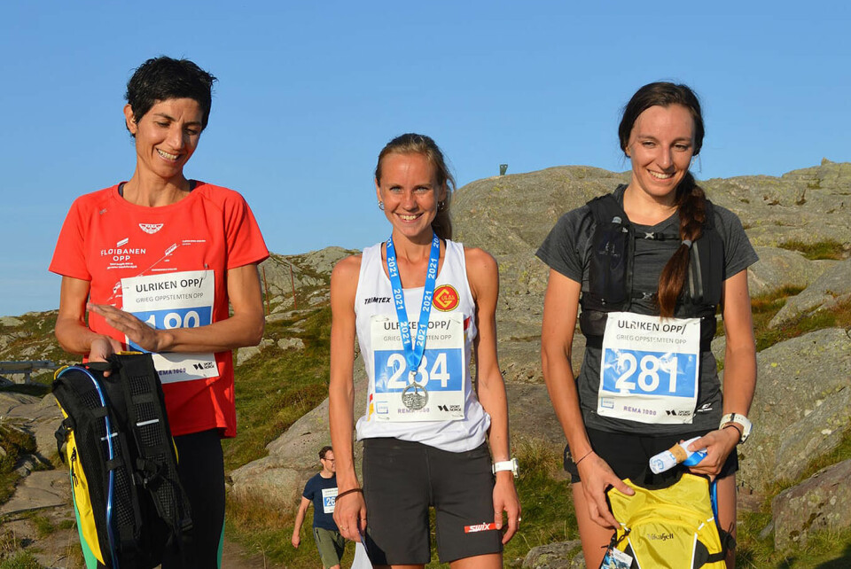 Premiepallen kvinner hadde en delt førsteplass mellom Karoline Finne (midten) og Iga Kopiec (til høyre). Bahereh Ganji (til venstre) var like bak disse to. (Foto: BFG Bergen Løpeklubbs Facebookside) Premiepallen kvinner hadde en delt førsteplass mellom Karoline Finne (midten) og Iga Kopiec (til høyre). Bahereh Ganji (til venstre) var like bak disse to. (Foto: BFG Bergen Løpeklubbs Facebookside)