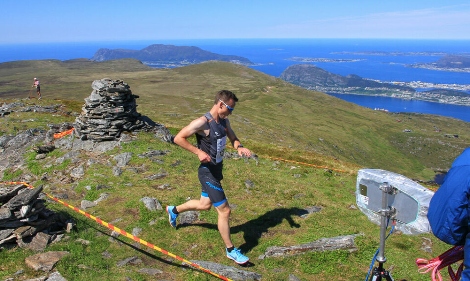 Johan Bugge, Mosvik IL - Friidrett ser ned på klokka, tar et magedrag og snur raskt ned igjen etter en god dag på jobben. Foto: Karl Egil Liaset. Johan Bugge, Mosvik IL - Friidrett ser ned på klokka, tar et magedrag og snur raskt ned igjen etter en god dag på jobben. Foto: Karl Egil Liaset.