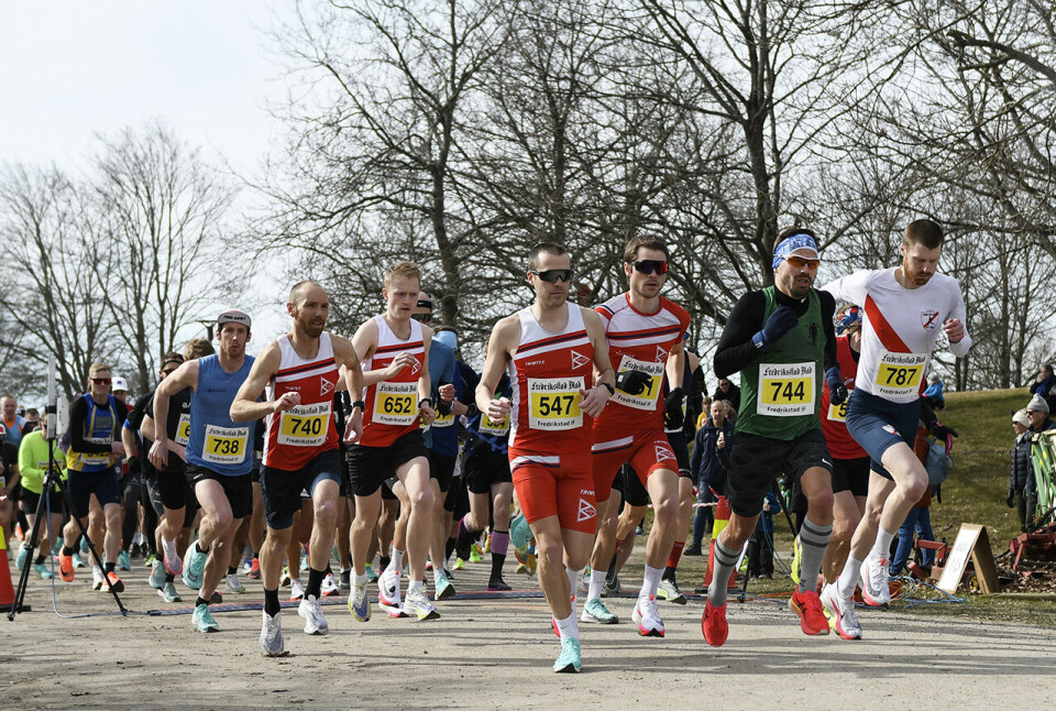 Inkluderer vi barneløpet, så var det totalt 410 fullførende deltakere i Fredrikstadløpet på søndag. Her går starten for halvmaraton. (Foto: Bjørn Johannessen) Inkluderer vi barneløpet, så var det totalt 410 fullførende deltakere i Fredrikstadløpet på søndag. Her går starten for halvmaraton. (Foto: Bjørn Johannessen)
