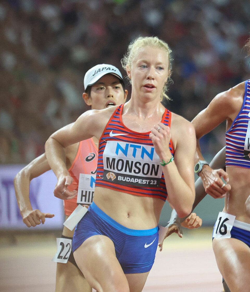 Etiopisk trippel da Sifan Hassan deisa i bakken på oppløpet på 10000 m i VM Alicia Monson.jpg