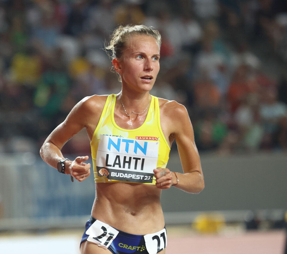 Etiopisk trippel da Sifan Hassan deisa i bakken på oppløpet på 10000 m i VM Sara Lahti.jpg