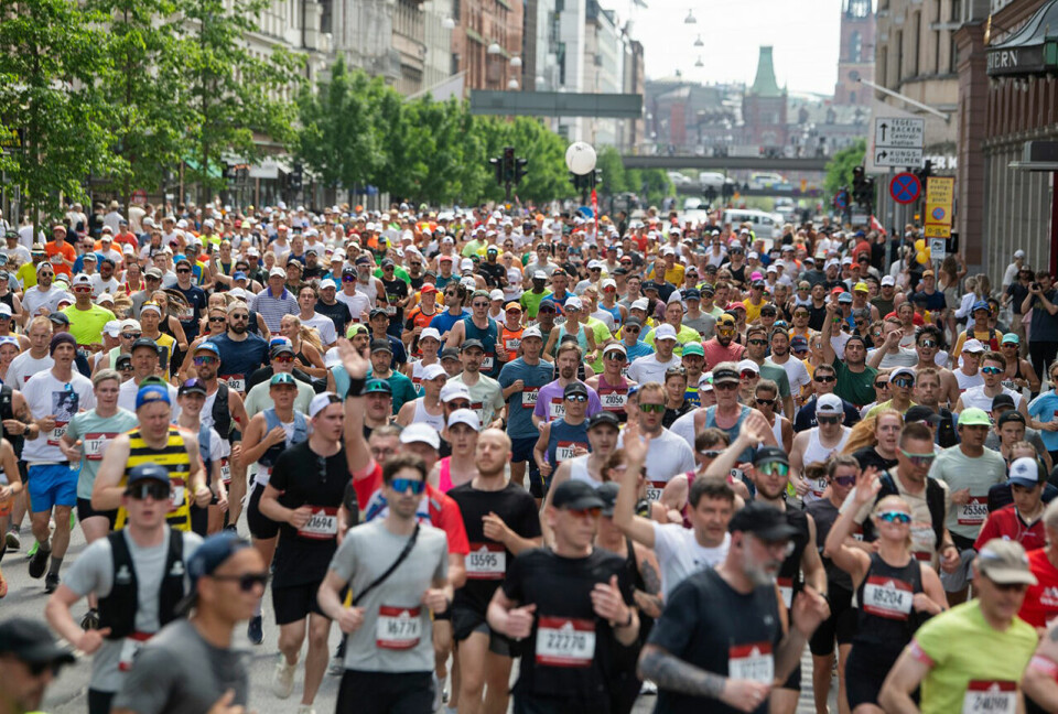 Dobbel kenyansk triumf i varmebølgen under Stockholm Maraton folkemengde.jpg