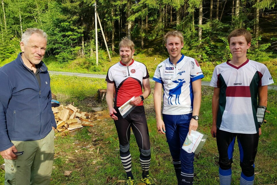 Løypelegger Knut Haug (fra venstre), Geir Myr Øyen, kveldens raskeste i A-løypa Simen Bordal og Aksel Tonjer Fingarsen. (Foto: Stein Arne Negård) Løypelegger Knut Haug (fra venstre), Geir Myr Øyen, kveldens raskeste i A-løypa Simen Bordal og Aksel Tonjer Fingarsen. (Foto: Stein Arne Negård)