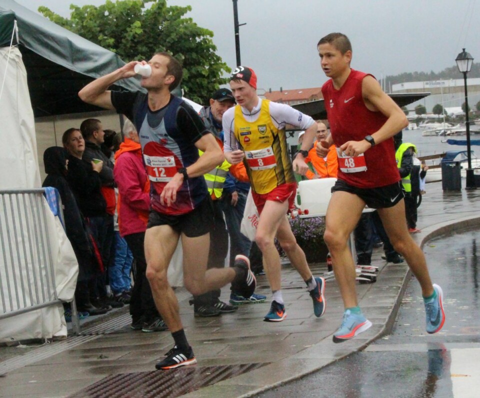Frode Stenberg og Mona Brundtland vant NM maraton i regntunge Risør IMG_2115TrioenDrikker.jpg